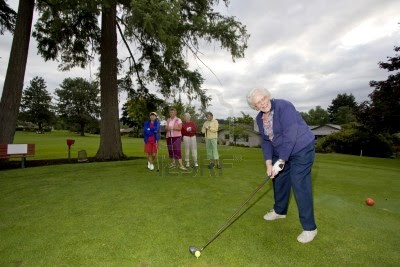 Mujeres mayores jugando al golf