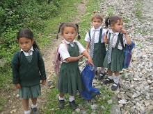 Nenes tornant d'escola