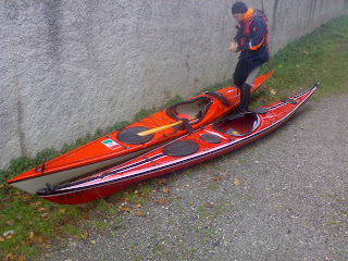 moderni kayak da mare pronti per un escursione