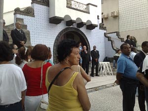 Fãs aguardam a chegada de Roberto Carlos em missa para Lady Laura