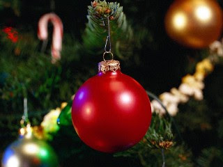 Crveni balon na Božićnom drvcu download besplatne pozadine slike za mobitele