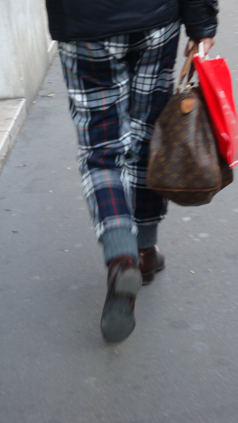 [Paris+-+rolled+pants4.JPG]