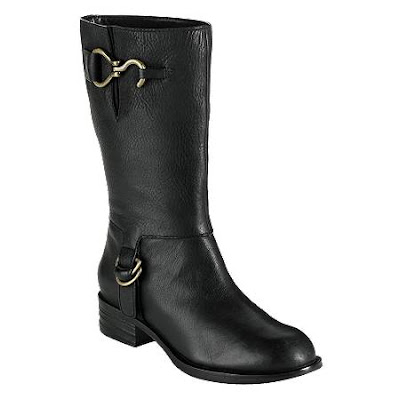 The Look for Less: Buckled Motorcycle Boots - une femme d'un certain âge
