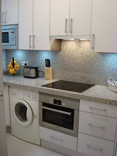 DISEÑO Y DECORACIÓN DE COCINAS: una cocina blanca bien aprovechada