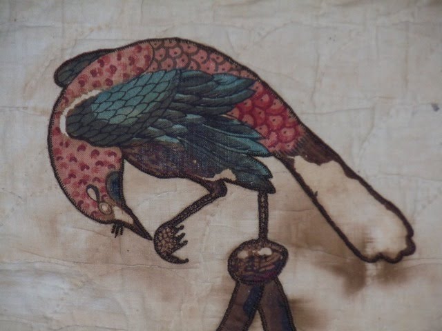 [close+up+broderie+perse.jpg]