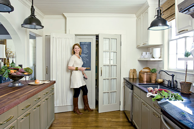 Anne Turner's kitchen in Farrow and Ball Mouse's Back, Stony Ground 