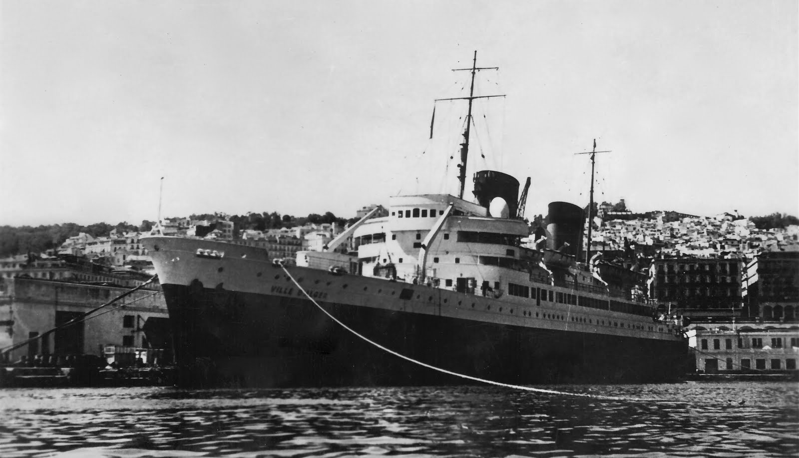 Archives maritimes Le paquebot Ville d'Alger, de la CGT, à quai à