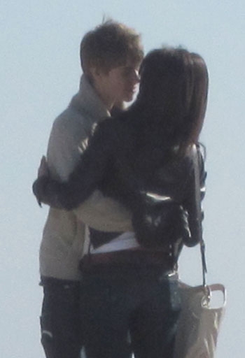 selena gomez justin bieber kiss beach. hair Justin Bieber Kissing