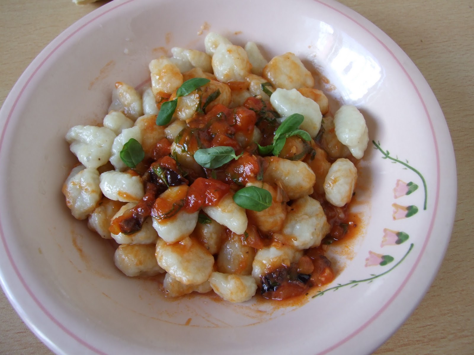 En lo de Vieytes Ñoquis (gnocchi) del 29 con salsa de tomate y albahaca.