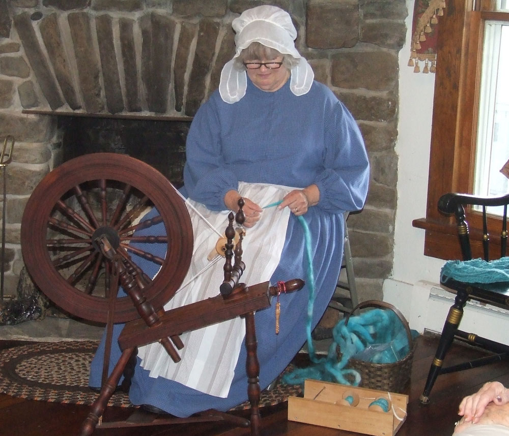antique_spinning_wheels SPINNING DEMO