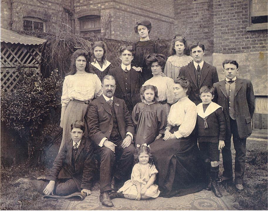 [Courtin+Famiily,+London,+ca.+1909.JPG]