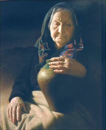 ANCIANA LLEVANDO AGUA