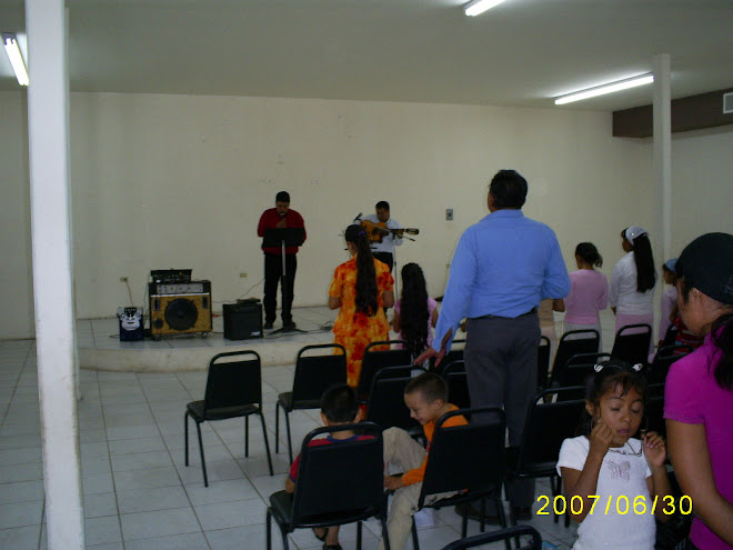 Hno. Vicente Precidiendo las alabanzas