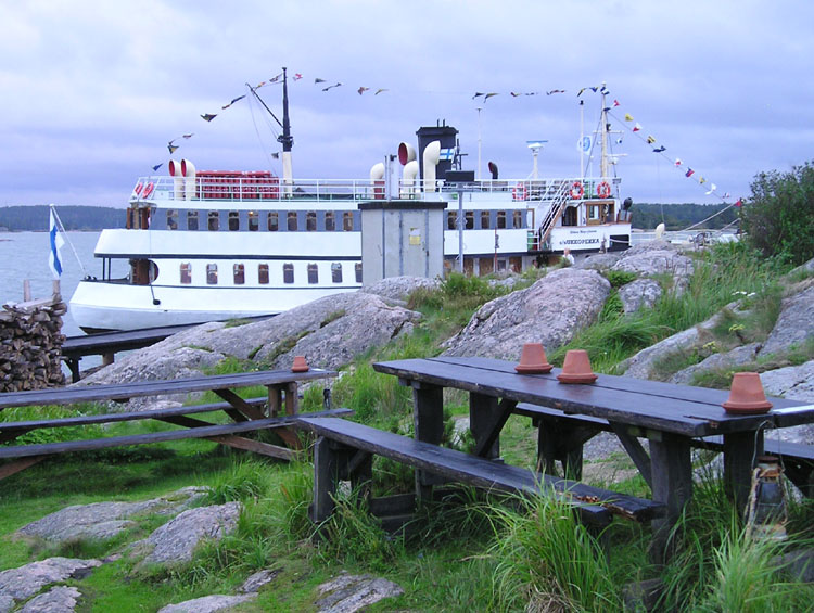 [boat+viewed+on+island.jpg]
