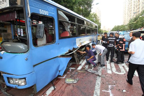 Упал в стоящем автобусе. Автобусы в Южной Корее. Сеул общественный транспорт. Корейские городские автобусы. Городской автобус Корея.
