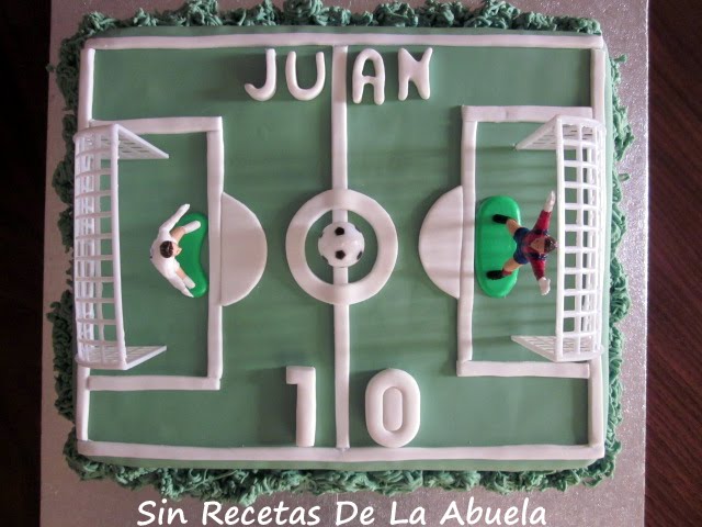 SIN RECETAS DE LA ABUELA: TARTA CAMPO DE FUTBOL CON FONDANT DE NUBES.