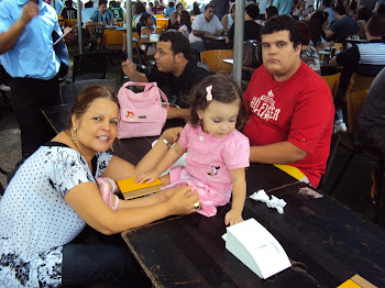 Eu, Vovó, tio Nando e o Papai (comendo)