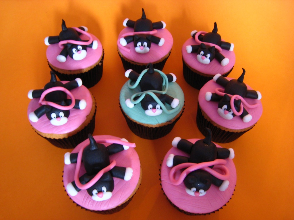 [cat+cupcakes.JPG]
