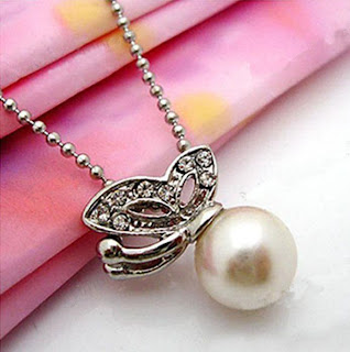 Pretty4Care: Korea Style Necklace Rhinestone Inlaid Pearl Pendants