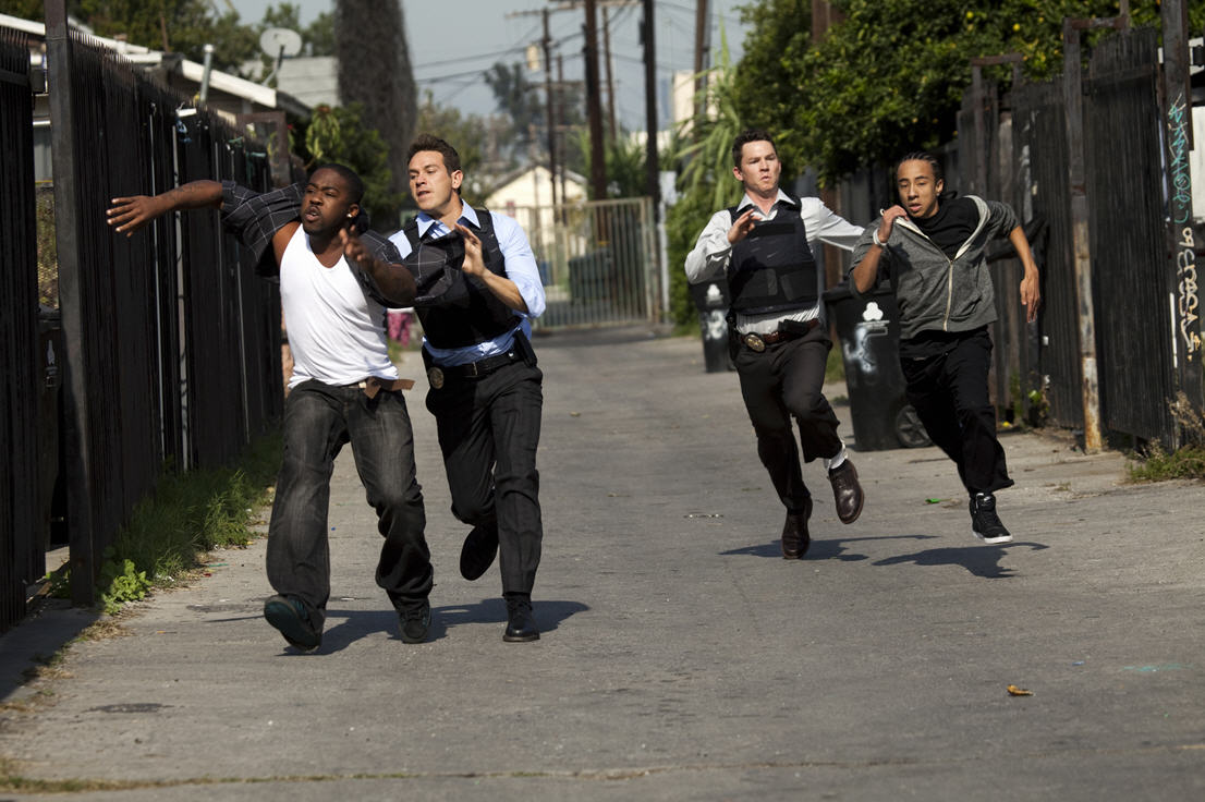 Преступник убегает от полиции. Парень бежит за девушкой. Саутленд южная территория. Преступник бежит от полиции. Преступник убегает от полиции.