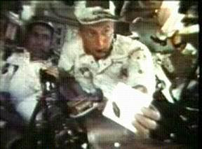 Cucaracha astronauta: El comandante Peter Conrad, de la misión Apolo 12, muestra el ejmplar capturado durante el viaje de regreso.