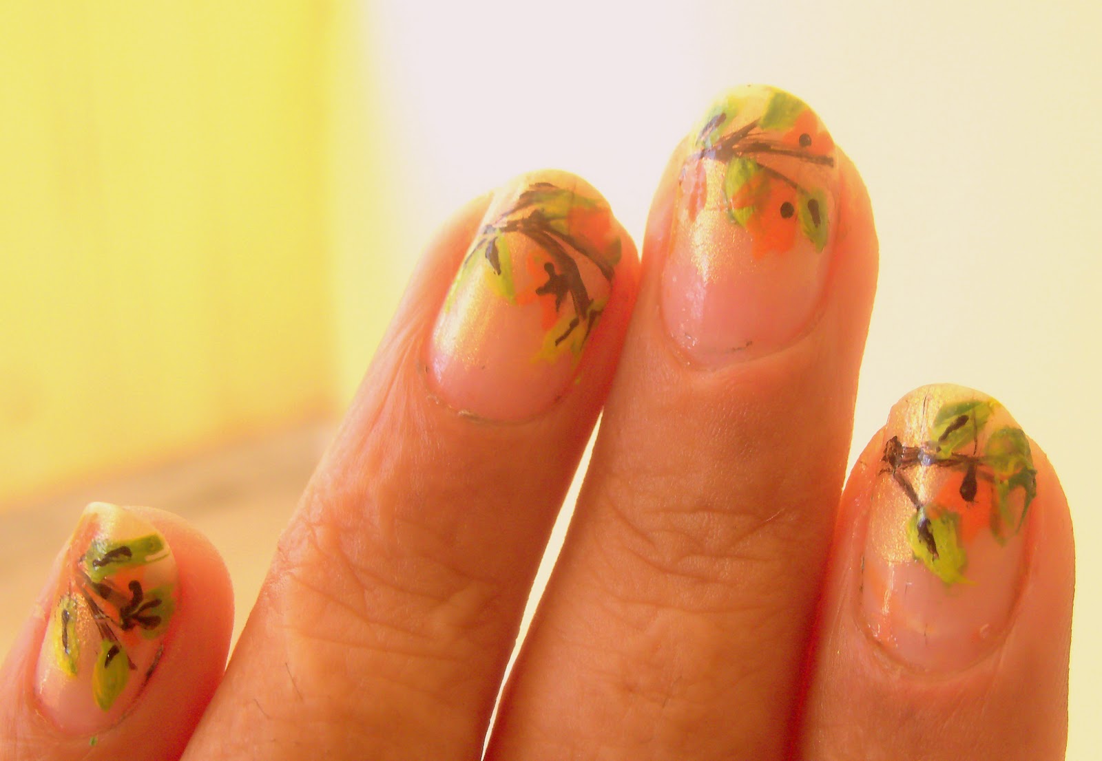Nail art design Floral nail art in green and orange pict pict pict