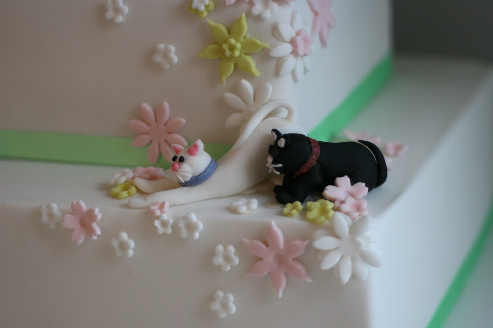 Milli�s kitchen Wedding cake, flowers and cats!