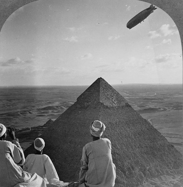[587px-The_Graf_Zeppelin's_rendezvous_with_pyraminds_of_Gizeh,_Egypt.jpg]