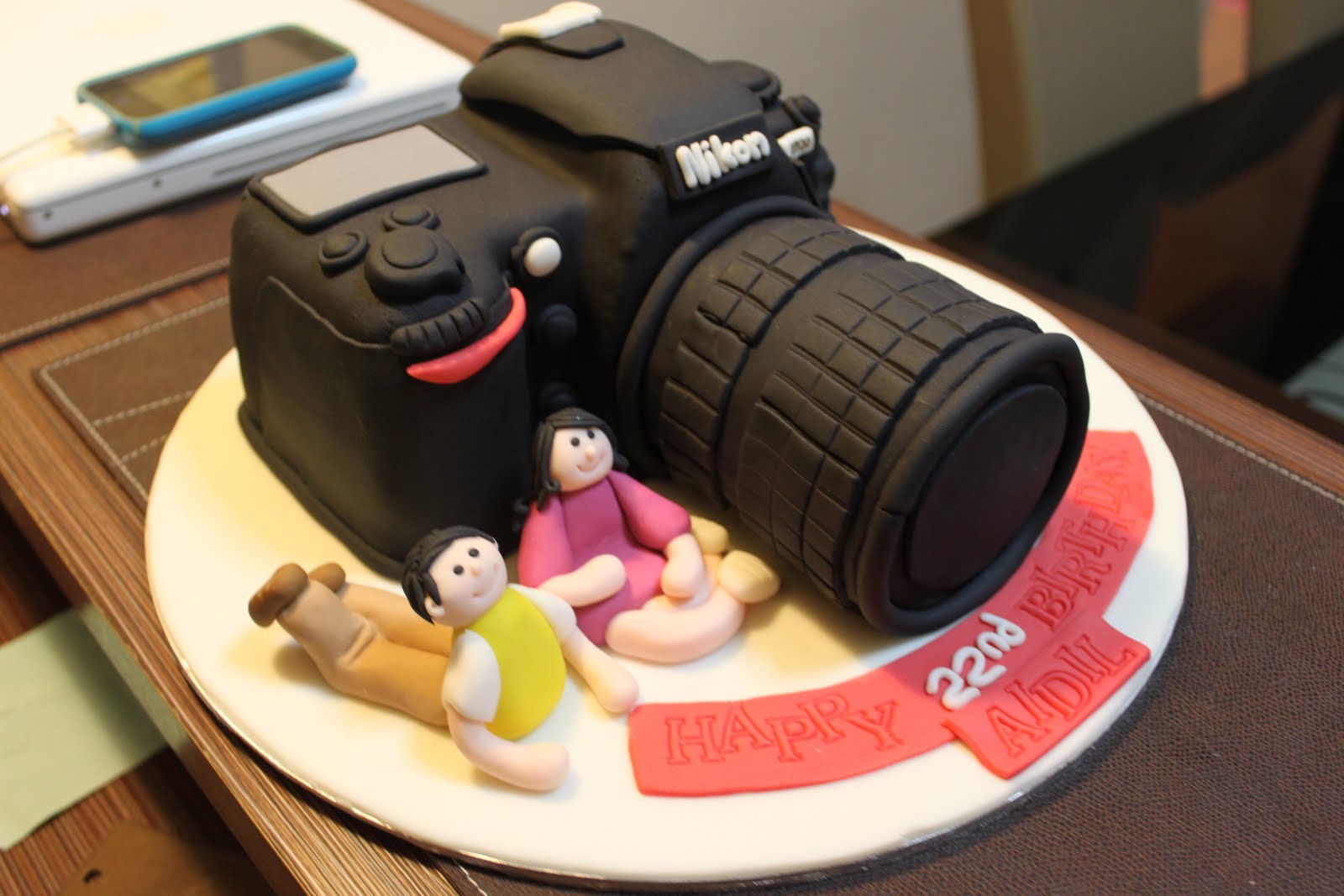 CoMeLiCiOuS Nikon Cake