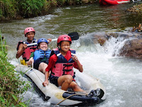 Bermain Jeram dengan Inflatble Kayak