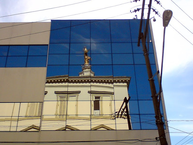 No reflexo, O prédio do Sagrado Coração de Jesus