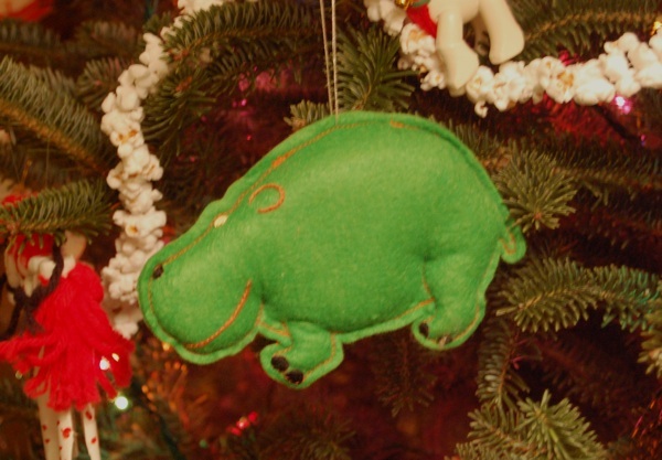 Fourteen Countess: Vintage handmade felt zoo animal ornaments!