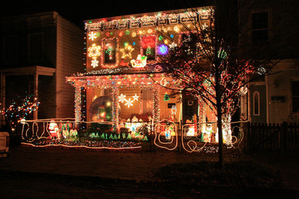 Funny Pictures 14 Amazing Christmas Decorating Houses