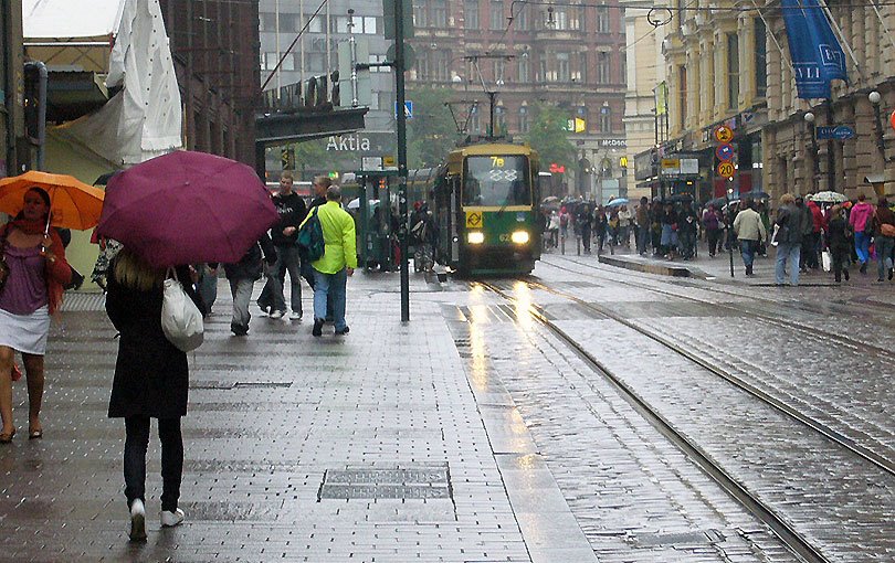 helsinki finlandia finland ciudad city ciutat paraigues paraguas pluja rain suomi lluvia tranvia tren