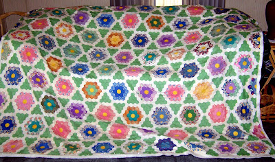 Art Threads: Wednesday Sewing - Grandmother&apos;s Flower Garden Quilt