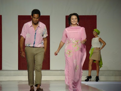 Khairy%2BJamaluddin%2Bdan%2Bisteri%2Bjadi%2Bmodel%2Bcatwalk%2B1.jpg