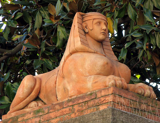 Topless sphinx, Livorno