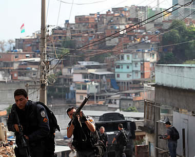 Forças de Segurança ocupam a MAIOR fortaleza do tráfico de drogas do Rio de Janeiro
