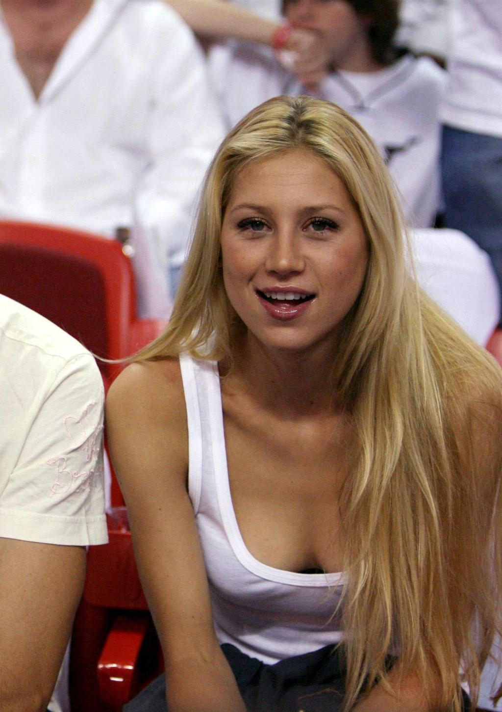 http://2.bp.blogspot.com/_BCao49Rs5wM/TMm7vftz0fI/AAAAAAAAAok/gDvnB9YL72E/s1600/Kournikova_Anna_Cw93%2520(6).jpg