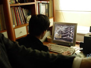 Kyuhyun+playing+StarCraft..jpg