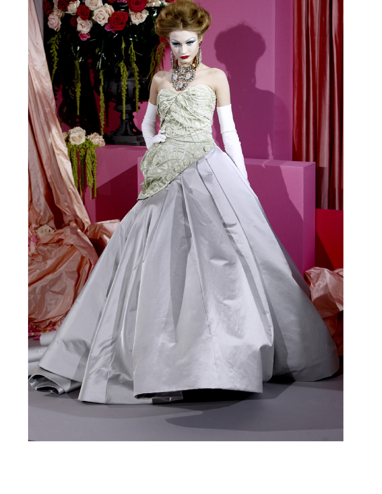 http://2.bp.blogspot.com/_BLo5dg0HG8U/S2HZnBn-H7I/AAAAAAAAAII/TKivHYNmPLI/s1600/Bride%2BDior%2B2010.jpg