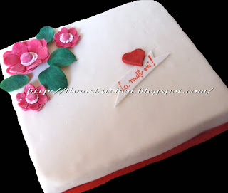 Tort cu flori rosii