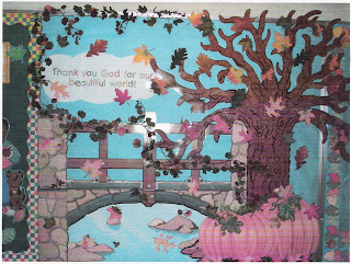 SITE4TEACHERS.COM: Simple Fall Bulletin Board Idea