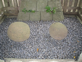 御霊神社の手玉石・袂石