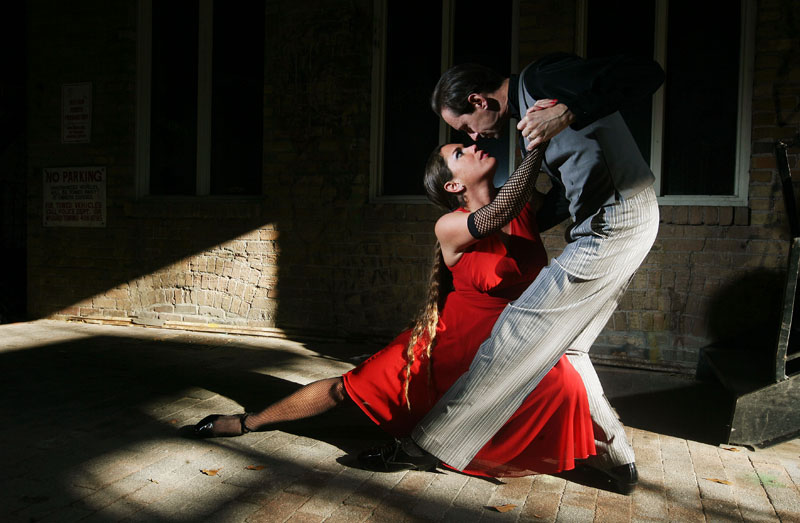 В стране зародился танец танго. Аргентинское танго. Фотосессия в стиле танго. Танцы парные современные. Аргентинский танцор танго.