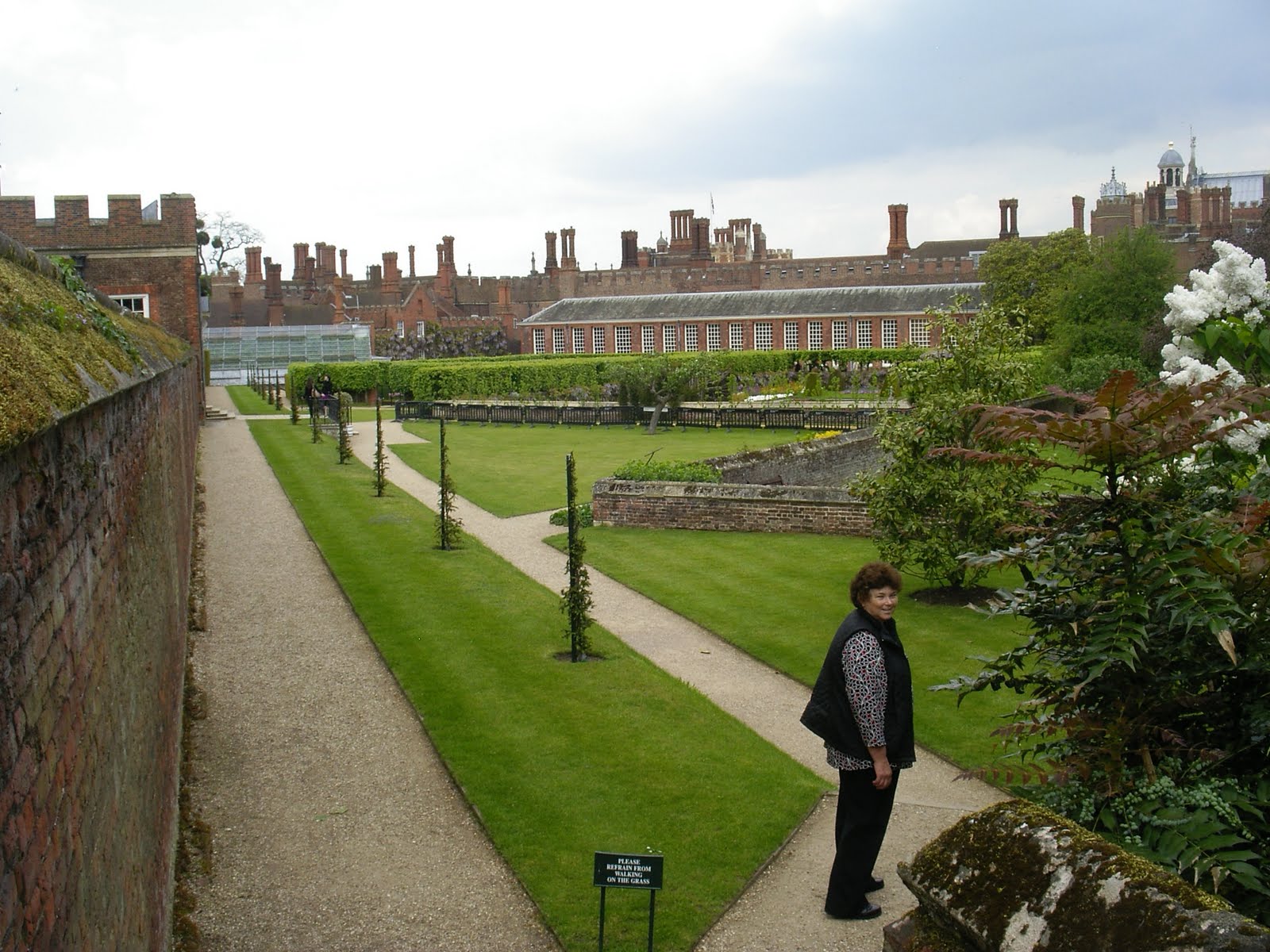 Descriptive essay about a palace picture