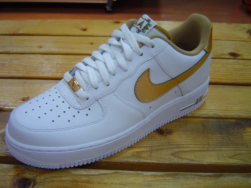white air force 1 with gold check
