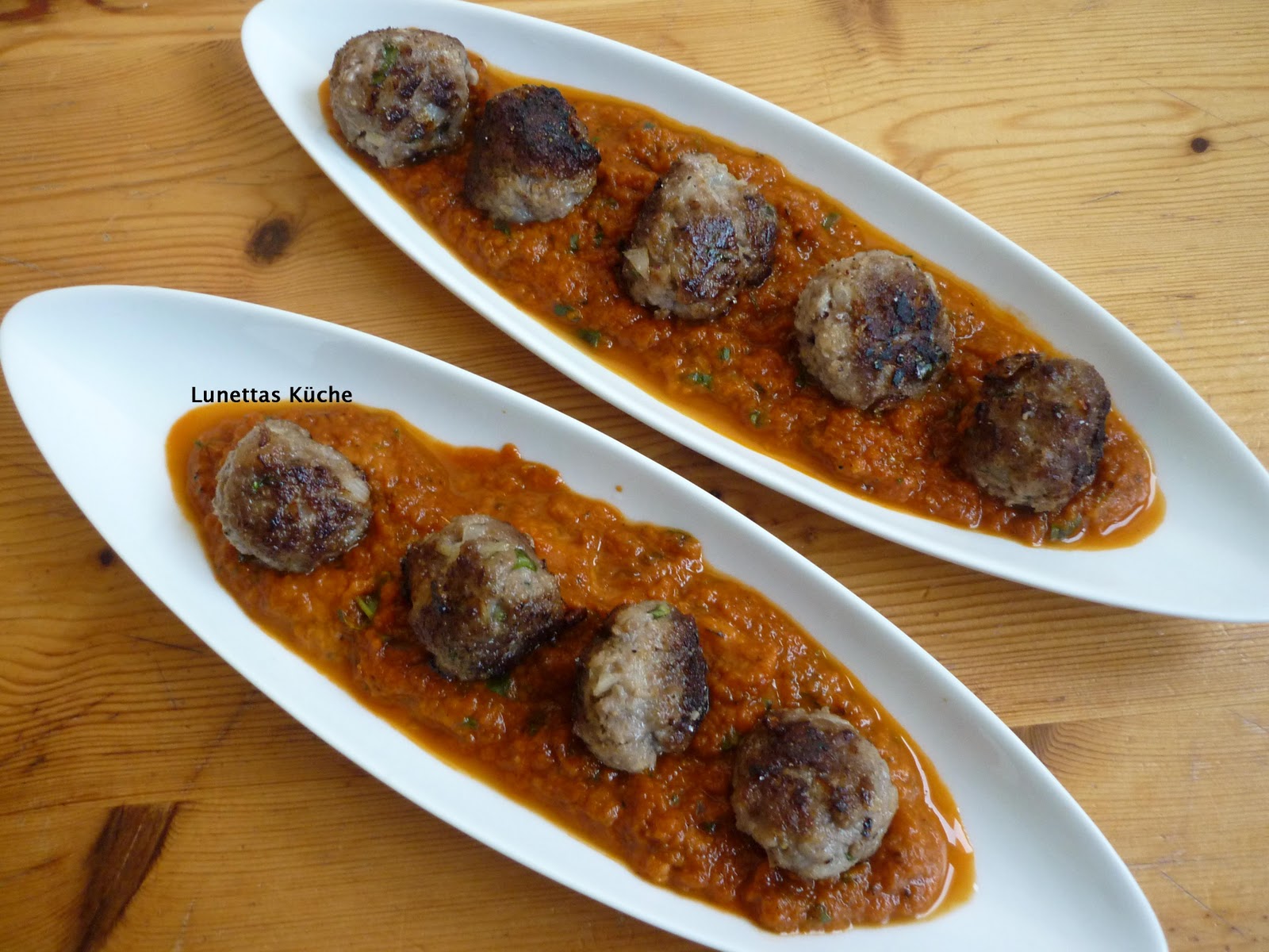 Hackbällchen auf Tomatensauce