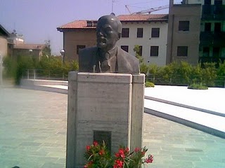 [Lenin_bust_cavriago.jpg]