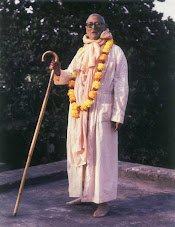 Sua Divina Graça Srila Bhakti Raksak Sridhar Dev-Goswami Maharaj.